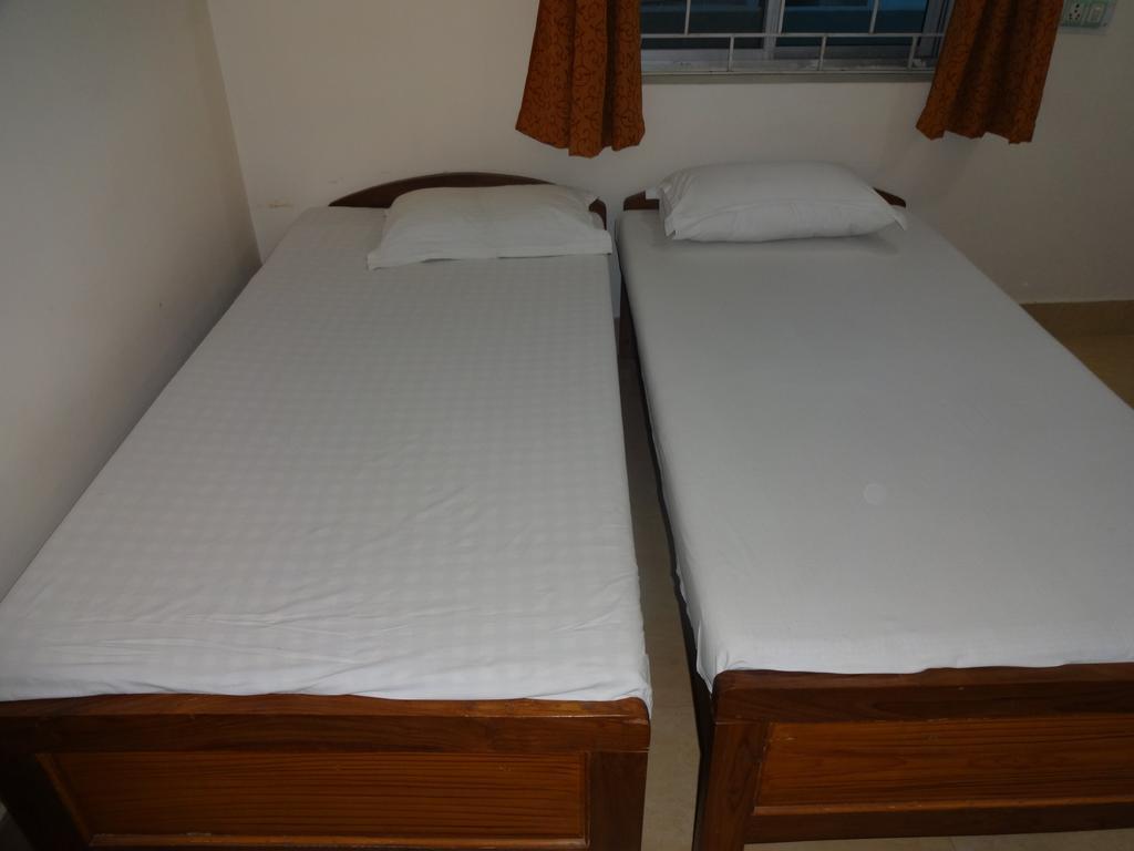 Harsh & Yash Guest House Bodh Gaya Room photo
